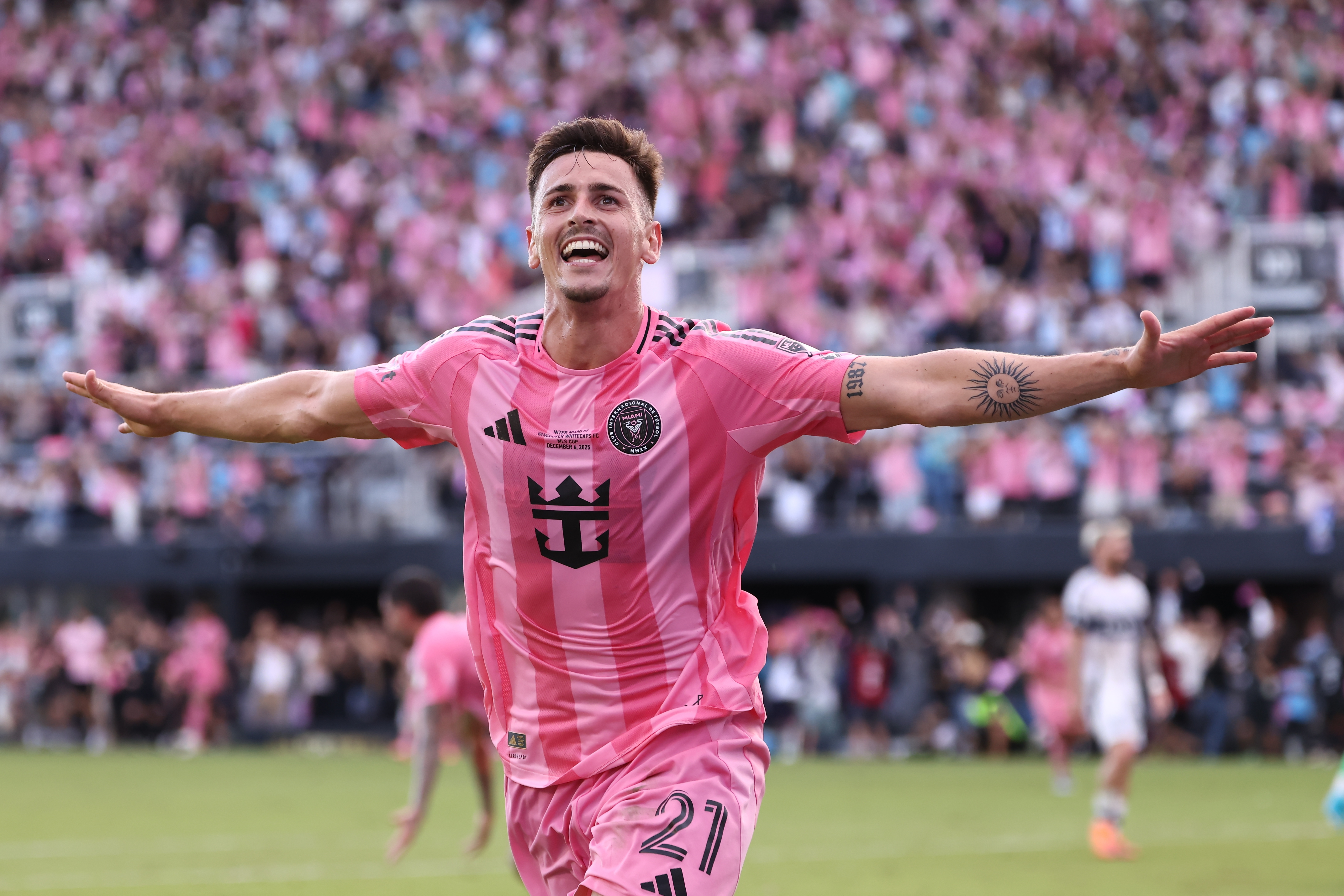 开云体育官网-记者：阿连德在国外办签证没参加训练，可能错过首场季前赛