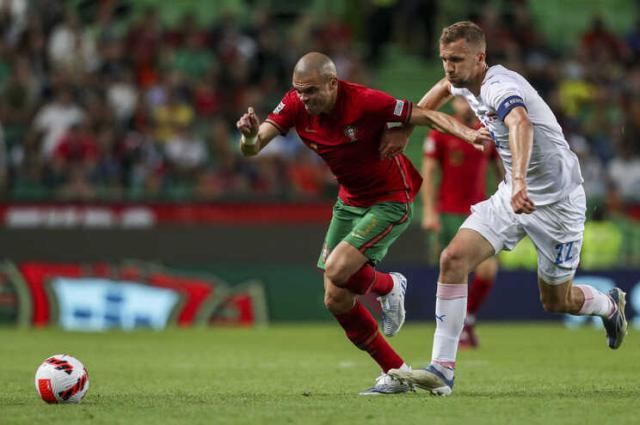 开云Kaiyun官网入口-39岁佩佩依然牛 从对方禁区回防本方禁区用了10秒