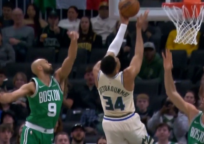 开云体育-中国官网登录入口-冲击力依然很强!字母哥反击一条龙上篮 缺阵15场后拿到复出首分