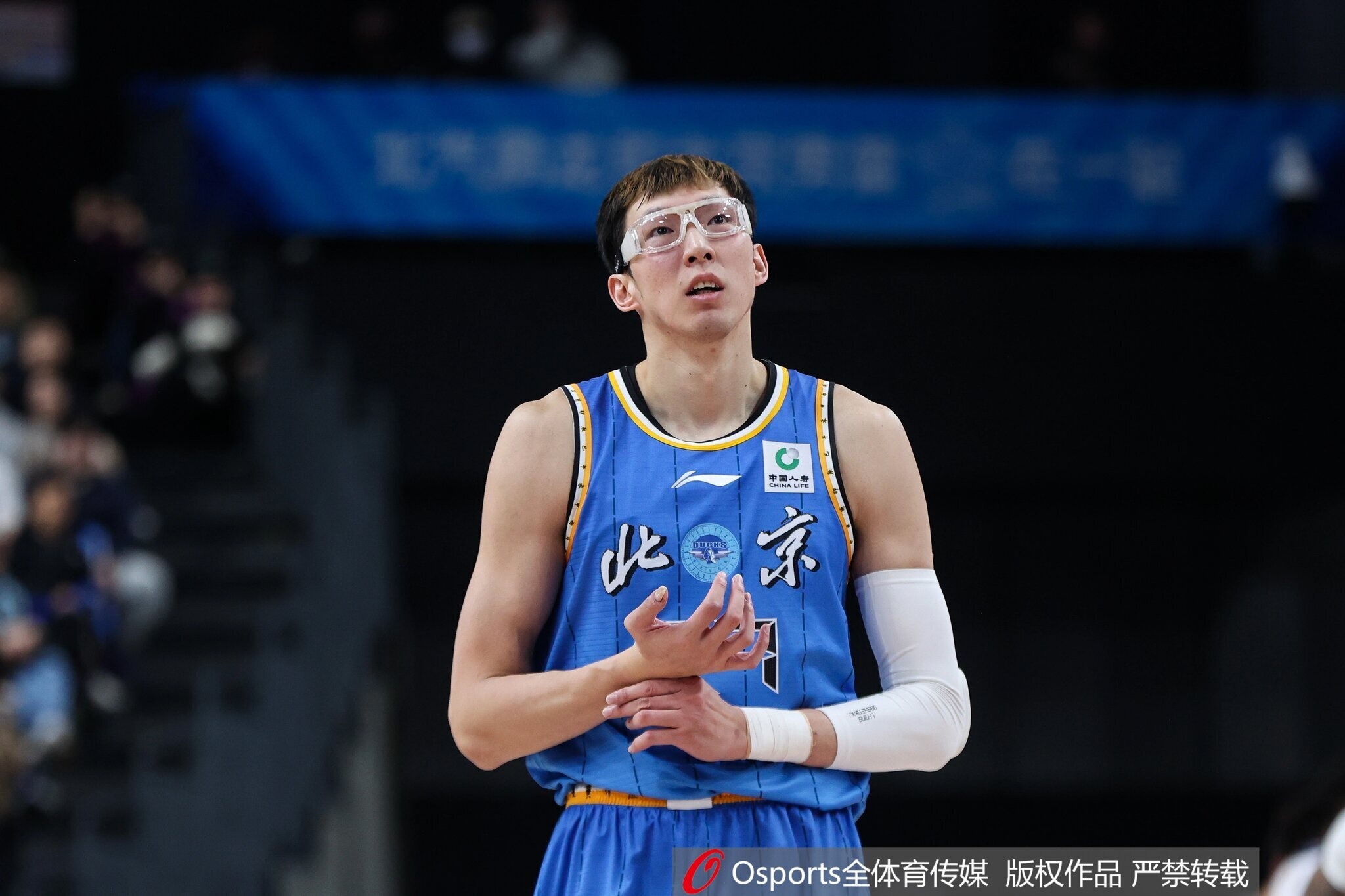 杨鸣:周琦今天防守沉退被奎因一直针对 现代篮球不能有明显短板